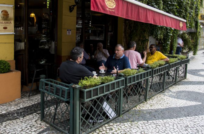 Entidade que representa bares e restaurantes e Prefeitura discordam a respeito dos valores pelo uso dos recuos nas calçadas. Foto: Henry Milleo/Gazeta do Povo