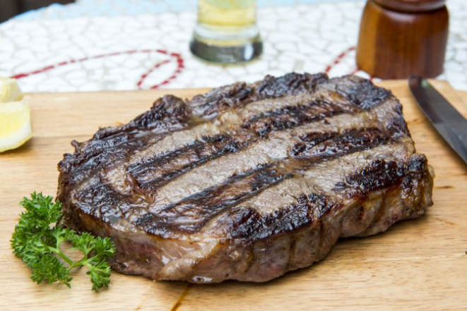 Bife ancho do restaurante Corrientes. Corte tem uma estreita camada central de gordura que enriquece o sabor da carne. Foto: Fred Kendi/Gazeta do Povo