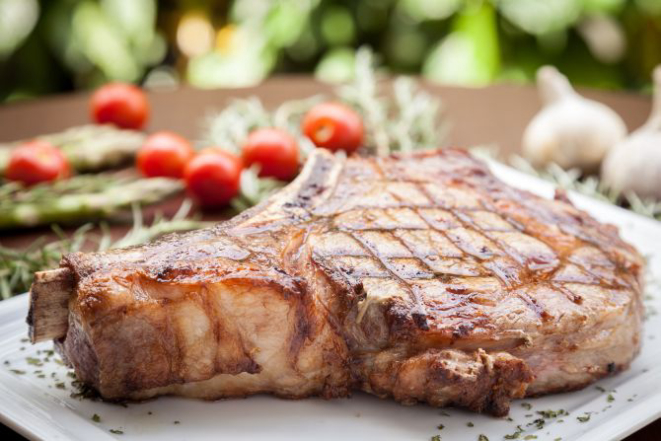 Cortar a carne em pedaços antes de assar, acelera o processo de cocção. Foto: Fernando Zequinão/Gazeta do Povo.