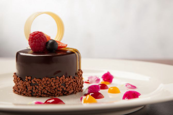 Entremet de chocolate 60% e jelly de frutas amarelas (R$ 32). Foto: Divulgação.