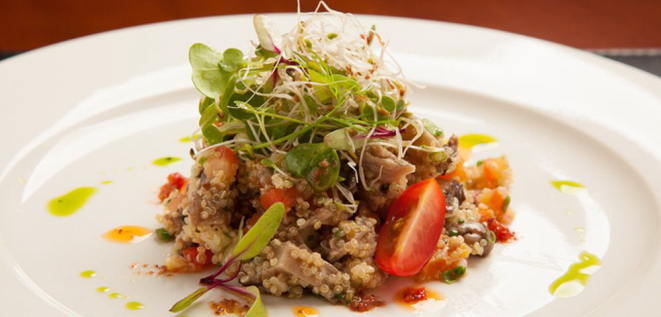 Salada de quinoa (R$ 39) com legumes cortados em cubinhos pequenos e delicados, que fazem o contraste com o damasco e a castanha de caju. Foto: Divulgação.