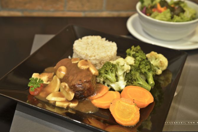 Opção de almoço executivo: mignon com legumes salteados (R$ 34,90 com até três acompanhamentos).  Foto: Mel Gabardo/Gazeta do Povo