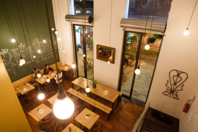 Atelier Bistrô e Bar tem ambiente despojado. Foto: Brunno Covello/Gazeta do Povo