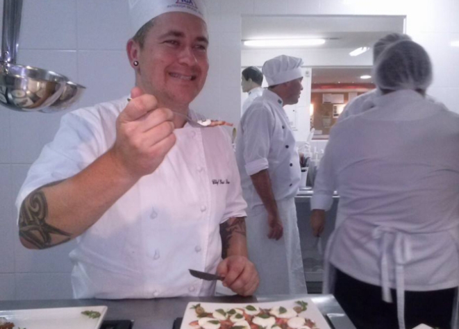 Chef Gui Baran durante aula de gastronomia. Foto: reprodução/Facebook