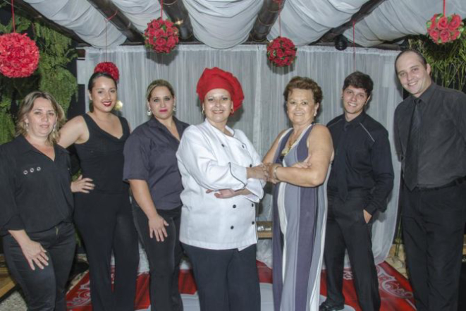 A chef Taissa Schuartz com sua sócia Luzmary Schuartz e a equipe da A Chef Chic. Foto: Divulgação