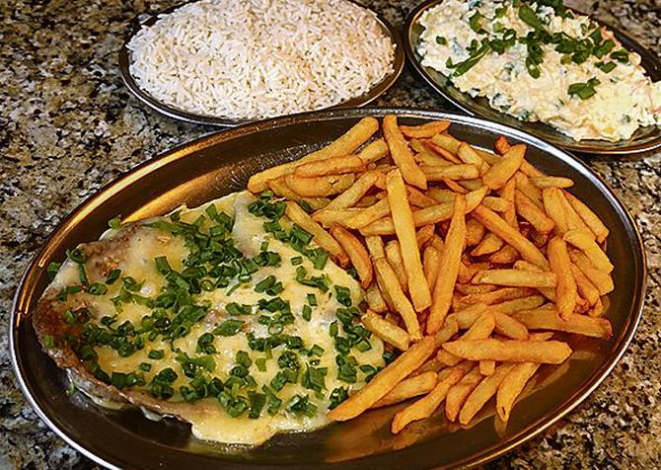 Bife com queijo e cheiro-verde.