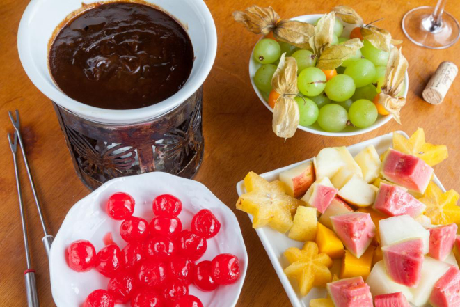 Fondue de caramelo acompanhado de carolinas, marshmallow e frutas da estação. Foto: Fernando Zequinão / Gazeta do Povo.