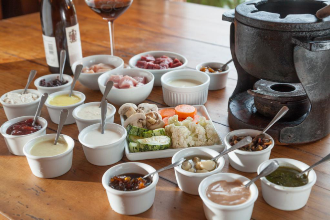 Tem duas opções: fondue de carne, frango e lombo na pedra com 13 molhos; e fondue de carne, frango e lombo no óleo acompanhado de 13 molhos. Foto/; Fernando Zequinão / Gazeta do Povo.