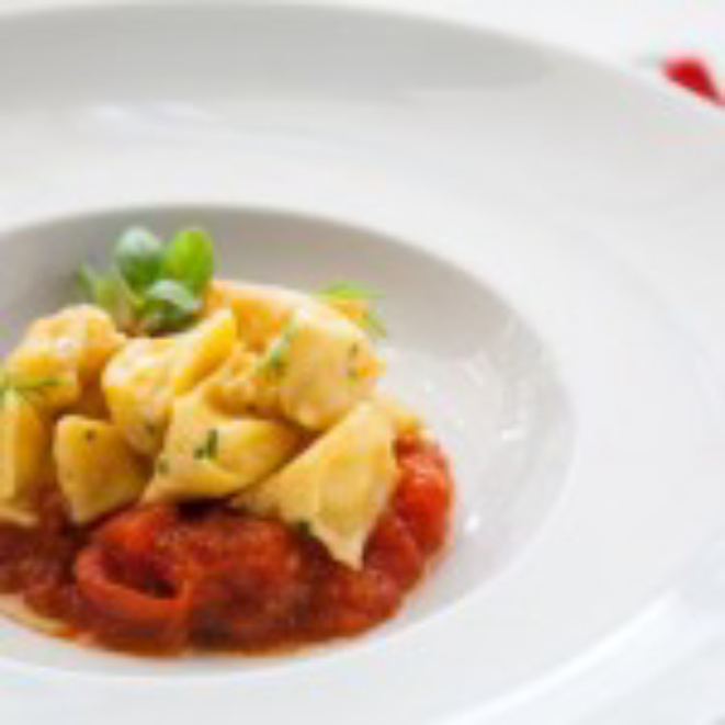 Agnolotti de vitelo ao pomodoro e basílico. Foto: Fernando Zequinão/Gazeta do Povo