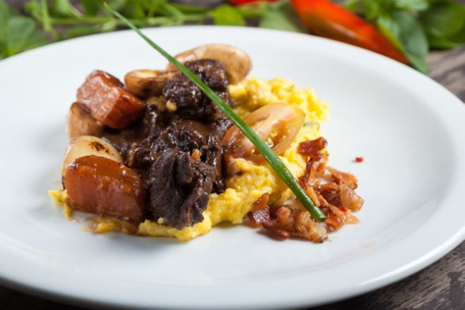 Bouef bourguignon à la Fabio Ikoma (carne cozida lentamente no vinho com legumes, cogumelos frescos, especiarias e pedacinhos de bacon crocante com purê de mandioquinha). Foto: Fernando Zequinão/Gazeta do Povo