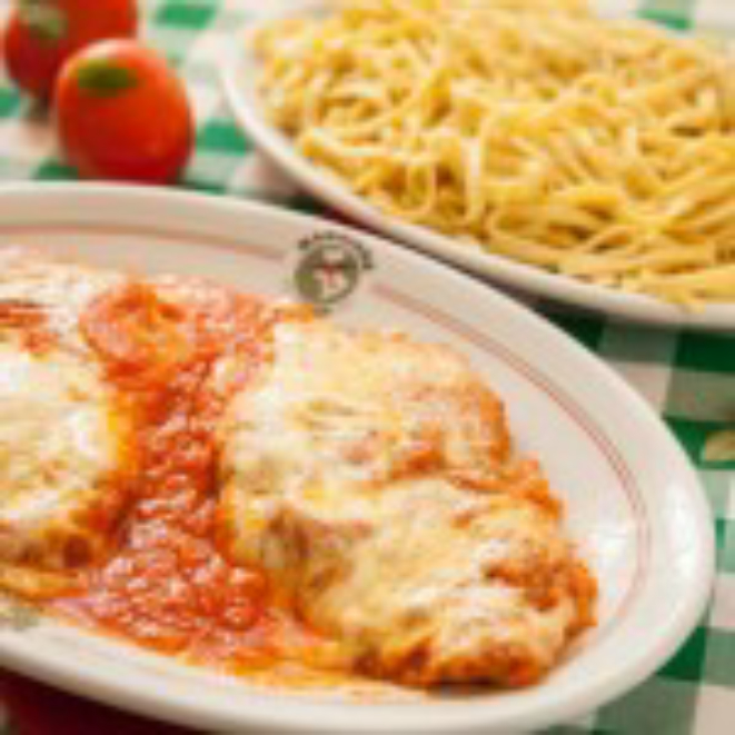 Escalope de mignon à parmiggiana, talharim na manteiga. Foto: Fernando Zequinão/Gazeta do Povo