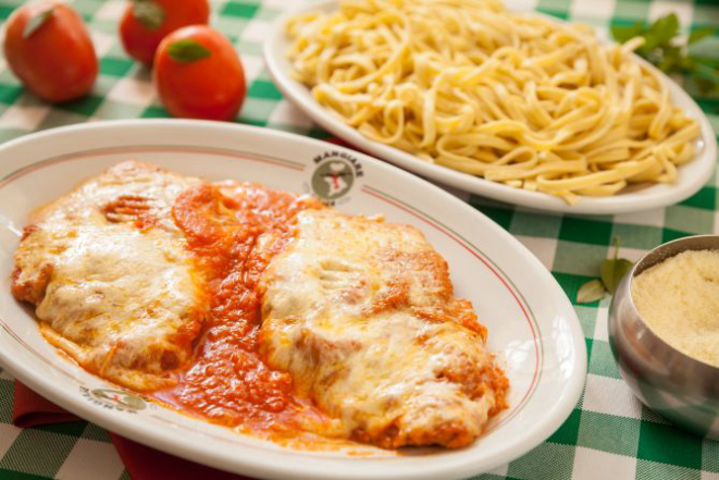 Escalope de mignon à parmiggiana, talharim na manteiga. Foto: Fernando Zequinão/Gazeta do Povo