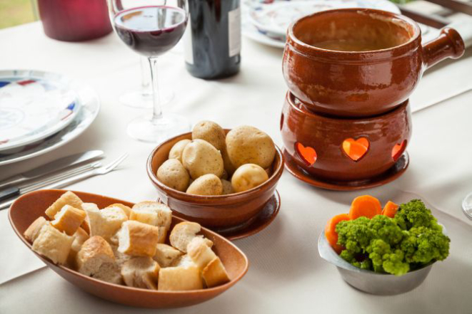 Fondue de queijo servido com pães, batatas e legumes. Foto: Fernando Zequinão / Gazeta do Povo.