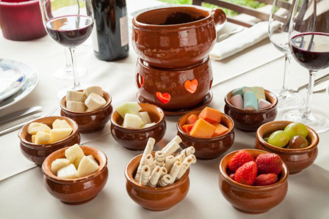 Fondue de chocolate acompanhado de sete tipos de frutas. Foto: Fernando Zequinão / Gazeta do Povo.