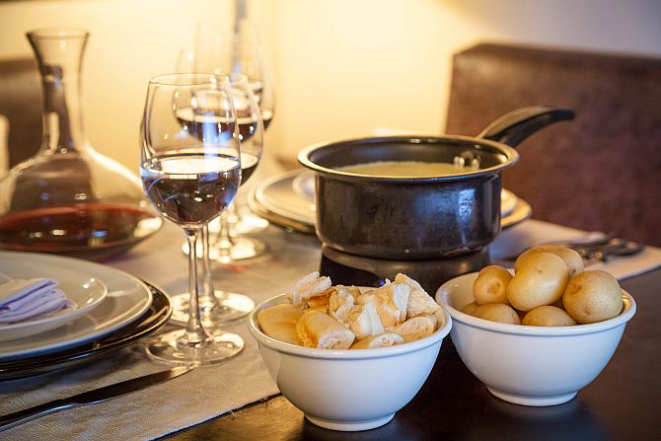 Fondue de queijos suíços (raclette, appenzeller e emmenthal – com pães e mini batatas cozidas). Foto: Fernando Zequinão / Gazeta do Povo.