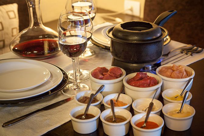 Fondue Bourguignonne (<br>cubos de filé mignon, frango e lombinho, fritos na gordura de coco, com oito tipos de molhos). Foto: Fernando Zequinão / Gazeta do Povo.