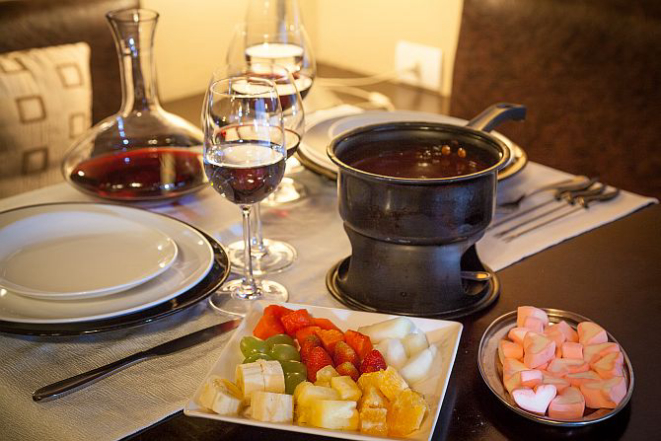 Tem duas opções: fondue de chocolate preto ou de doce de leite argentino. Ambos são servidos com oito tipos de frutas e marshmallow. Foto: Fernando Zequinão / Gazeta do Povo.