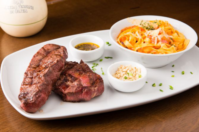 Fettuccine al pomodoro com shoulder steak. Foto: Fred Kendi/Gazeta do Povo