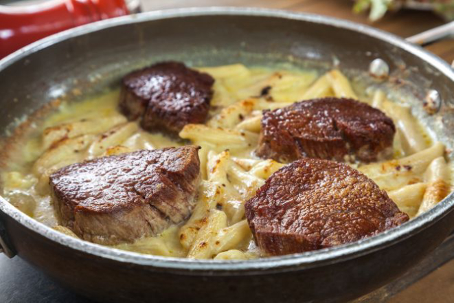 Filetto quatro formaggi com penne. Foto: Fernando Zequinão/Gazeta do Povo