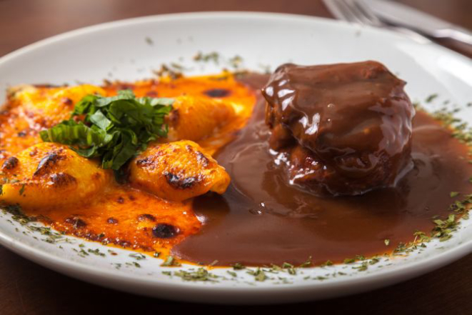 Filetto roti com conchiglione (filé mignon grelhado ao molho Marchand Du Vin acompanhado de conchiglioni recheado com quatro queijos). Foto: Fernando Zequinão/Gazeta do Povo