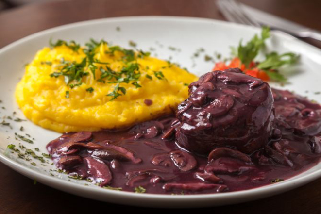 Filetto Malbec (filé mignon ao molho malbec com funghi acompanhado de purê de mandioquinha). Foto: Fernando Zequinão/Gazeta do Povo