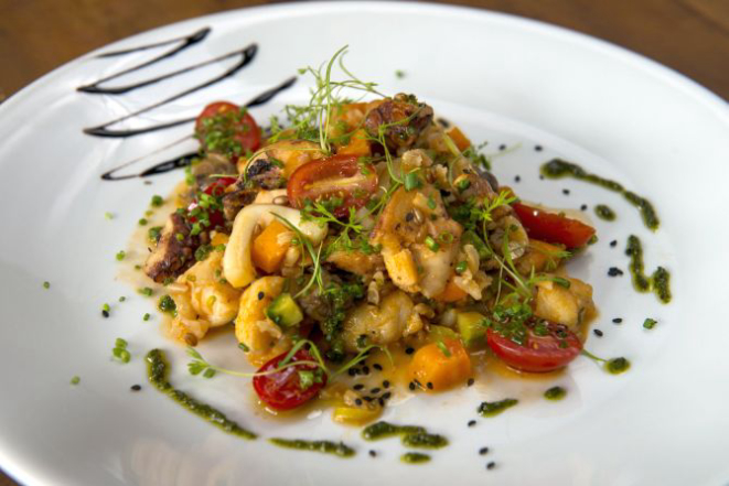 Arroz cremoso de frutos do mar com saladinha morna de shiitake, alho-poró e vegetais crocantes. Foto: Henry Milleo/Gazeta do Povo