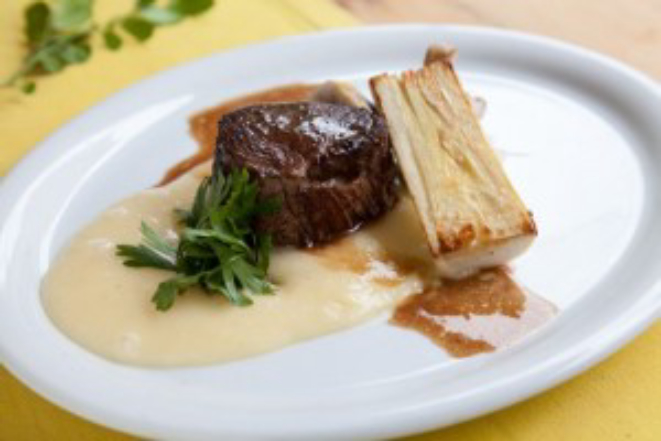 Mignon, creme de aipim, cogumelos e pupunha grelhados. Foto: Fernando Zequinão/Gazeta do Povo