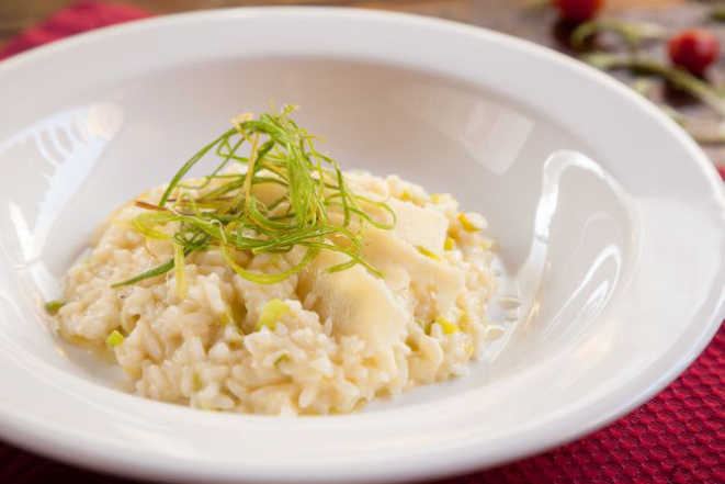 Risoto de alho-poró com lascas de parmesão. Foto: Fernando Zequinão/Gazeta do Povo 