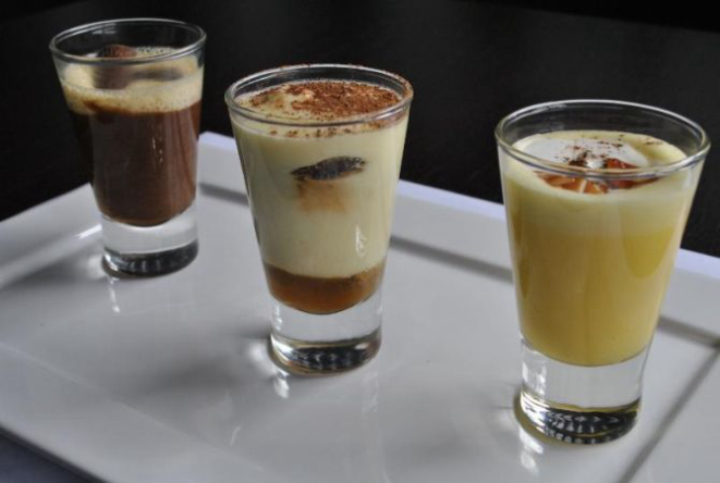 Trio de sobremesas: duo de mousse de chocolate branco e preto; tiramisù, e creme à base de baunilha e pimenta. Foto: Divulgação.