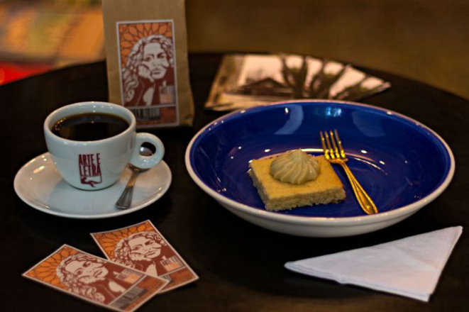 Molly Bloom (1 xícara de café passado na Hario V60 + bolo de gengibre com creme de café, usando o blend da casa): R$ 13,90. Foto: Divulgação.