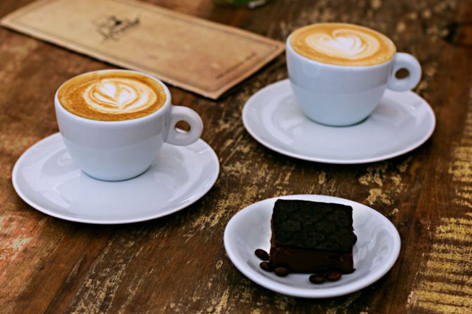 Tem duas opções: 2 cappuccinos por R$ 8; ou um cappuccino e um fudge por R$ 9 (foto). Foto: Divulgação.