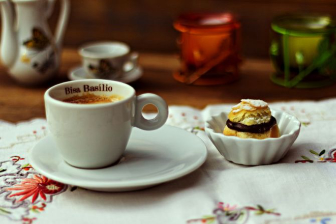 Espresso e um profiteroles recheado com ganache de chocolate e raspas de laranja, coberto com lascas de amêndoas : R$ 9,90. Foto: Divulgação.