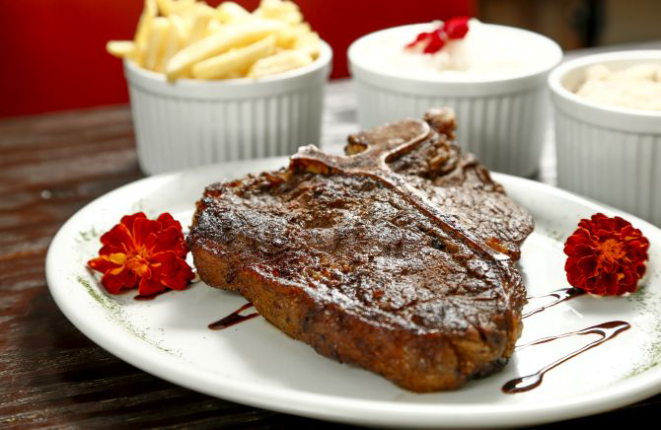 Bisteca fiorentina (R$ 89,90, 800 gramas). Foto: Hugo Harada / Gazeta do Povo.