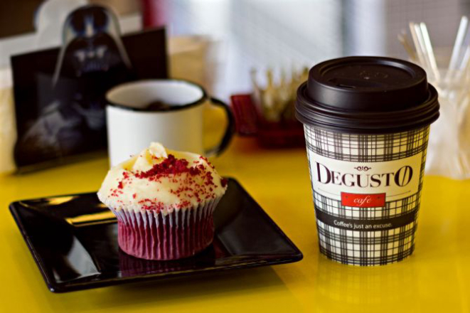 1 café latte + 1 red velvet cupcake: R$ 10. Foto: Divulgação.