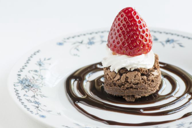 O minibrownie é servido com um café espresso e custa R$ 5. Foto: Letícia Akemi / Gazeta do Povo.