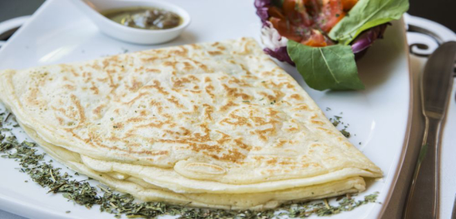 Crepe Paulo Leminski (R$ 18) é recheado com tomate e pesto orgânico de pinhão. É considerada a opção mais curitibana de todas: seis pinhões. Foto: Letícia Akemi / Gazeta do Povo.