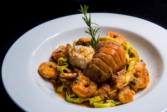 Fettuccine de espinafre com camarões, polvo e calda de cavaquinha ao molho de tomate levemente picante (R$ 85). Foto: Priscilla Fiedler/Divulgação.