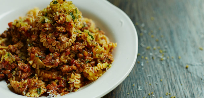 Jamie’s sausage pappardelle (R$ 39, e R$ 28 meia porção) -- ragu de porco free-range e erva-doce com vinho tinto, parmesão e pangrattato com ervas. Foto: Matt Russell / Divulgação.