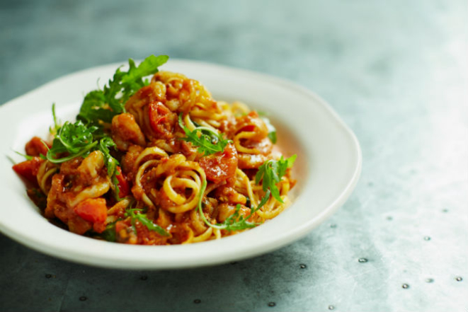 Linguini de camarões: a massa é feita diariamente no restaurante com trigo italiano, camarões de cativeiro da GeneSeas, molho de tomate com passata italiana e finalizado com rúcula hidropônica da região metropolitana de Curitiba. Foto: Matt Russell/Divulgação