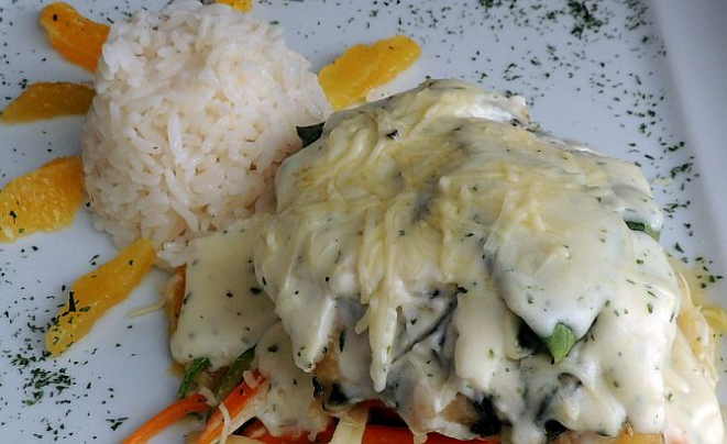 Bacalhau Florentina gratinado, acompanho de arroz, lâminas de laranja e spaguetti de legumes. Foto: Divulgação