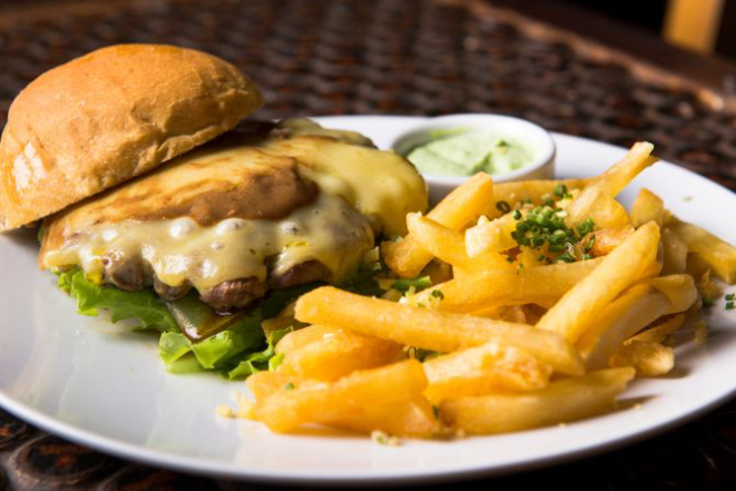 O carro-chefe da casa é o Xixo’s Burguer, 200 g de carne bovina com maionese e molho barbecue (R$ 18,90). 