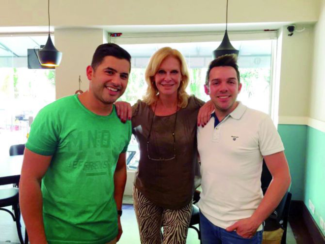 A jornalista Iza Zilli entre proprietários André Pasquali e Alexandro Brito. Foto: Vanessa Malucelli/Divulgação