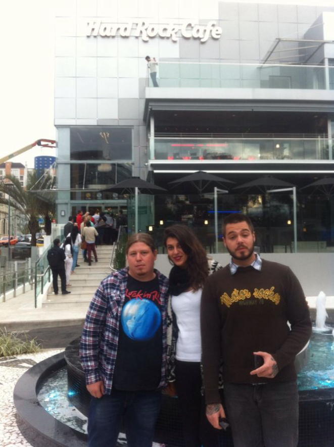 Os amigos Ricardo Ruthes, professor, Bruna Maestri e Rafael Souza Rosa, estudantes, foram ao local para conferir a memorabilia