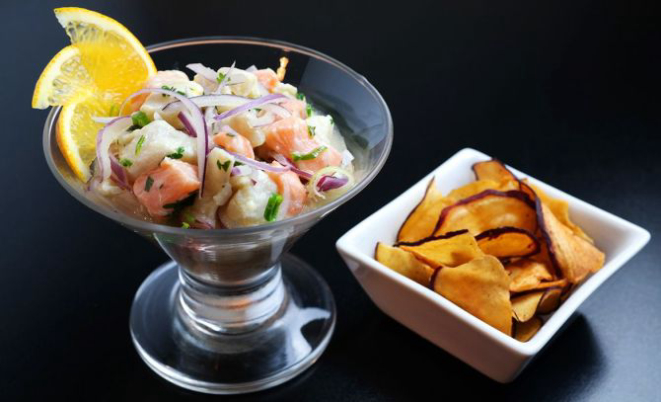 Ceviche de peixe branco e salmão com chips crocantes de batata doce. Foto: Marcelo Krelling/Divulgação