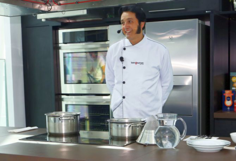 O Elvis brasileiro ensina a fazer espaguete