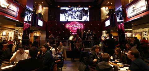 Primeira noite de Hard Rock Cafe Curitiba teve casa lotada