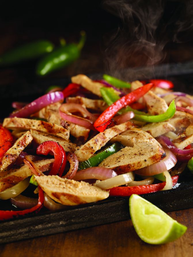 Um dos pratos principais é o Famous Fajitas, com pico de gallo, mix de queijos, guacamole fresco, sour cream, tortillas de trigo e mix de vegetais. O cliente pode adicionair ainda carne, frango, camarão grelhados ou vegetais.