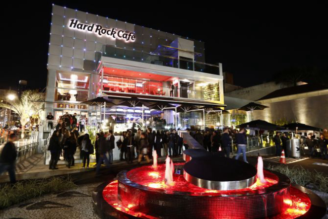 A fila para entrar no Hard Rock Cafe chegou até a calçada da Rua Comendador Araújo.