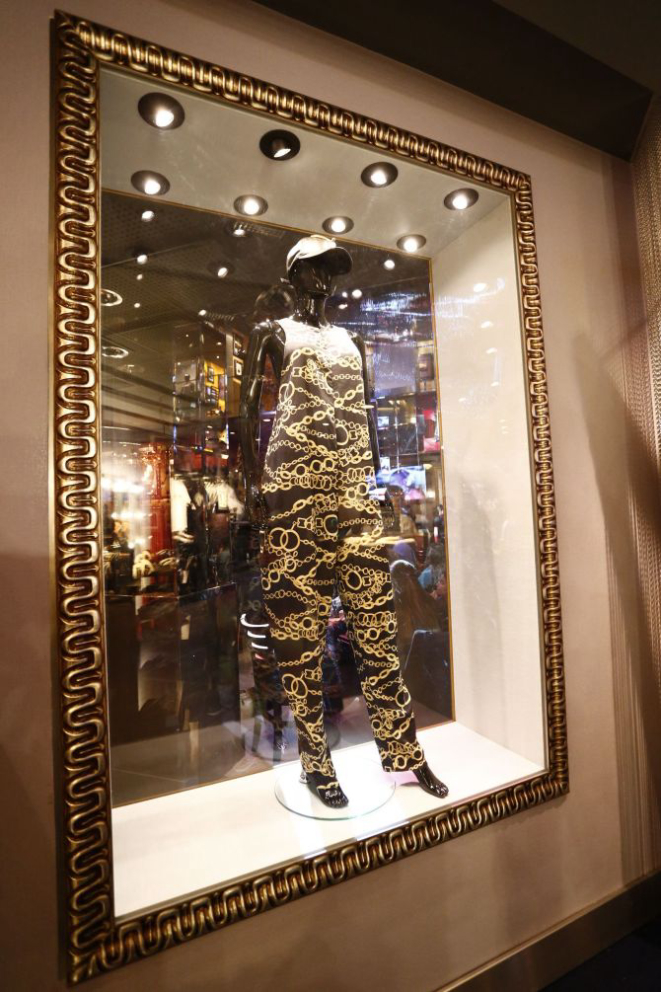 O figurino que a cantora Rihanna usou no Kollen Festival de 2012, em Oslo, na Noruega, está exposto na memorabilia do Hard Rock Cafe Curitiba. Foto: Hugo Harada/Gazeta do Povo