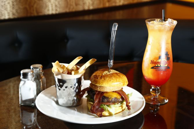 Original Legendary Burger (220 g de carne) sai por R$ 39,75 e a caipirinha Midnight Fever, com tangerina, vodka e pimenta dedo-de-moça por R$ 27,75. Foto: Hugo Harada/Gazeta do Povo